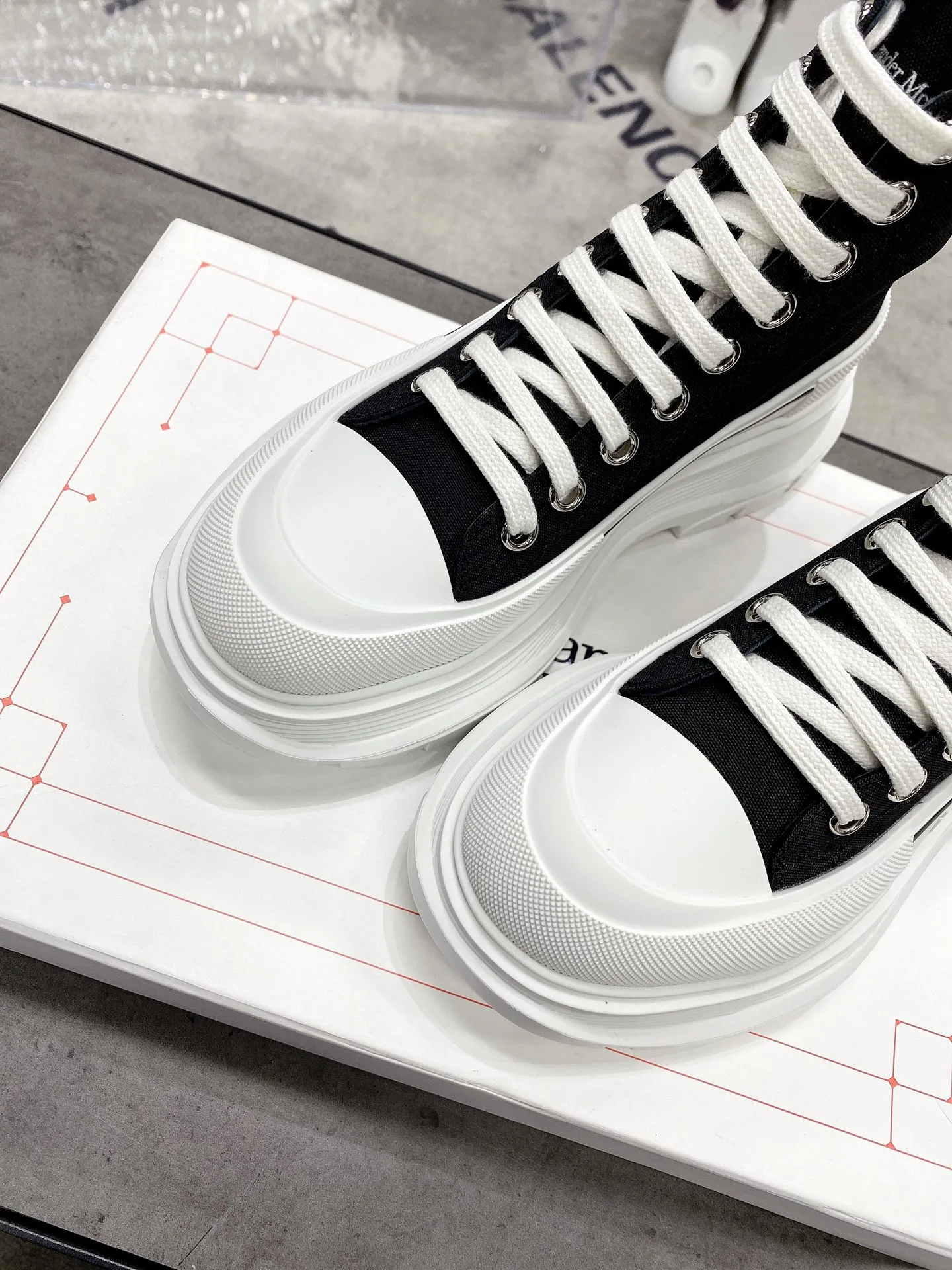👟👟Ex-factory price 520👟👟 Women's shoes, women's clothing 🇨🇳Top version🇨🇳Alexander McQueen's new couple shoes! I really love this McQueen shoe❤ The dark series is so cool! It looks really good on the feet 😍 There is a combination version of Balenciaga and Converse that looks so cool together. The upper is made of original space Monica cloth customized in Mexico and has a warm and moist color. The inner padding is made of silk sheepskin imported from Italy. Full of flexibility! The round toe design allows the toes to be completely released and get rid of the original pressure of the shoes! The outsole adopts the original molded TU outsole. Super wear-resistant, the combination of several layers of outsole is complex. ⚠Look for our original development version and color. Size: Female 34-41 Male 38-46